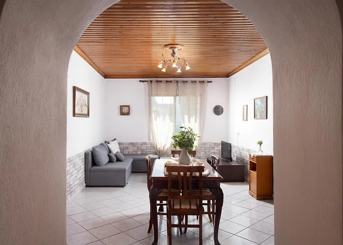 דירה Michael&marika's Traditional House לימנריה